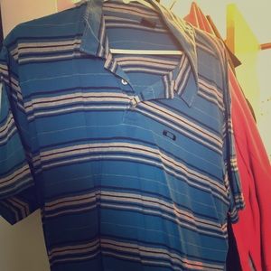 Striped shirt sleeve collar shirt.